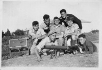 קבוצת נוטרים לומדים כיצד להשתמש במקלע מדגם "לואיס", רמת דוד, 1 מתוך 2.