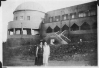 אסתר אשכנזי וחברה על רקע מלון אליזבט בטבריה, 1 מתוך 2.
