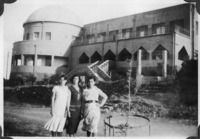 אסתר אשכנזי וחברה על רקע מלון אליזבט בטבריה, 2 מתוך 2.