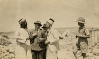 יצחק ועמרם בן צבי בביקור אצל השומרונים בשכם.
