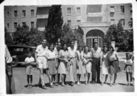 החברים מנחלת שבעה ואנשים נוספים על רקע מלון המלך דוד.