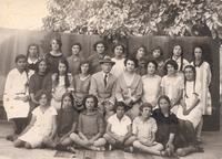 כיתתה של מזל נבון בבית הספר אוולינה דה-רוטשילד עם המורה אליעש, בית טאיתו, רחוב הלני המלכה, ירושלים.