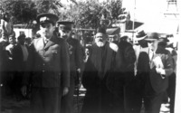 בן ציון מאיר חי עוזיאל, הרב הראשי הספרדי (שני מימין), ברחוב הכרמל בשכונת אוהל משה, עושה דרכו למזכרת משה, אל בית הכנסת 'חסד ורחמים', ירושלים.