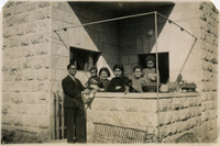 משפחת ששון במלואה במרפסת האחורית בביתם ברחוב דוד 39 בשכונת הבוכרים בירושלים.