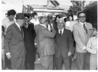 נשיא המדינה יצחק נבון עם נכבדים ותושבים בחצר שכונת אהל משה בירושלים בטקס חגיגות מאה השנה להקמת השכונה, שכונת אוהל משה, נחלאות, ירושלים.