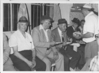 משמאל לימין: אשר הלוי, שאול מלאכי-אנג'ל, דוד סיטון, ואופלטקה. צבי אבישר (מגיש כיבוד), בית הכנסת הגדול, שכונת אוהל משה, נחלאות, ירושלים.