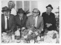 מימין לשמאל: הרב הראשי מרדכי אליהו, נשיא המדינה יצחק נבון, דוד סיטון ושאול מלאכי-אנג'ל, בית הכנסת הגדול, שכונת אוהל משה, נחלאות, ירושלים.