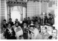 נשיא המדינה יצחק נבון (במרכז), דוד סיטון (מימין) והרב מרדכי אליהו (שני משמאל) בבית הכנסת הגדול, שכונת אוהל משה, נחלאות, ירושלים.