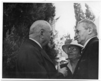יצחק בן-צבי, רחל ינאית וחיים ויצמן במסיבת יום ההולדת למלך אנגליה בגן ארמון הנציב, ירושלים.