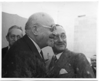חיים וייצמן (במרכז) ויצחק בן-צבי (משמאל)במסיבת יום הולדת למלך אנגליה בארמון הנציב, ירושלים.