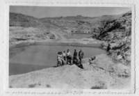 מטיילים בסמוך לשני הסכרים בנחל קורנוב (ממשית), נגב.