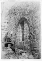 שרידי הפתח המערבי הממלוכי של מקאם אבו הורירה, (היום קבר רבן שמעון בן גמליאל), יבנה.