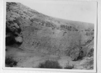 מטיילים על שריד אחד מסכרי כורנוב (נחל ממשית), נגב.