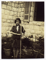 מרים אדלר בתלבושת של צופה.