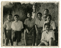חברי תנועת הנוער 'עזרא' עם המדריך אברהם טייכנר, ג. למברגר, צ. הבר, מ. זילברברג ש. קוסובסקי.