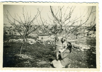 רחל לבנון לבית (רוטבאום) ובנה הפעוט יהושע (שוקי) בטיול, גבעת שייח' באדר, ירושלים.
