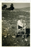 התינוק יהושע לבנון יושב בעגלה, שכונת סנהדרייה, ירושלים.