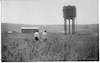 שני מתיישבים בשדה ליד מגדל המים, כפר חיטים, בקעת ארבל.