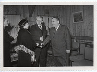 הנשיא יצחק בן-צבי ורעייתו רחל ינאית מקבלים את חברי התיאטרון העברי ה'אוהל', בית הנשיא, ירושלים, 1 מתוך 4.