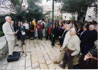 שגריר בריטניה בישראל נואם בטקס פתיחת תערוכה של הציירת קרוליין אמילי גריי היל, חצר בית טיכו, ירושלים.