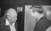 צילומים בבית טבו-שחאדה ביפו של נערים שנפגעו במכות של שוטרים בזמן הפגנה של תנועת "כך"; שר הביטחון יצחק רבין עם מנהל יוזמת ההגנה האסטרטגית ג'ימס אברהמסון.