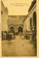 Evénements de FEZ, 17-19 Avril 1912 15. - FEZ. - Israélites réfugiés aux entrées du Palais du Sultan – הספרייה הלאומית
