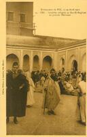 Evénements de FEZ, 17-19 Avril 1912 14. - FEZ. - Israélites réfugiés au Dar-El-Maghzen au premier Mechouar.