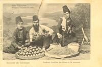 Souvenir de Salonique Some fruit-sellers Venditori Israeliti di frutta Vendeurs Israélites de citrons et de semences.