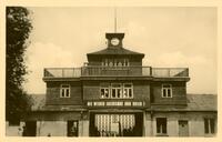 Ehemaliges KZ Buchenwald bei WeimarHaupteingang zum Appellplatz und Barackenlager.