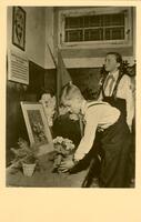 Ehemaliges KZ Buchenwald bei WeimarIn dieser Zelle wurde der evangelische Pfarrer Paul Schneider von der SS ermordet. Thälmann-Pioniere legen Blumen nieder.