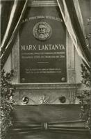 Emléktábla az egykori Ferenc József gyalogsági laktanyában, amelyet a Tanácsköztársaság idején Marxról neveztek el. 1919. május 5 – הספרייה הלאומית
