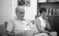 ירושלים: מרואיינים לכתבה על עליה וקליטה של עיתון "הארץ" בבית אגרון.