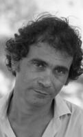 תל אביב: משה מזרחי ליד נחל הירקון.