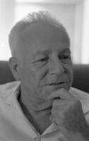 ירושלים: פורטרט של יוסף אבידר בביתו.