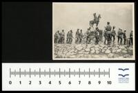 קבוצת נערים מול פסל אלכסנדר זייד בשייח' אבריק