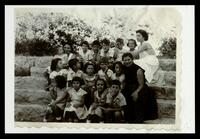תצלום - גן - בדנה יהודאי וילדי הגן על המדרגות מול הגן.
