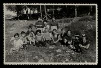 תצלום - גן - 1954, ילדי הגן עם הגננת חייקה.