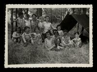 תצלומים - גן - 1954, ל"ג בעומר בגן ב' עם הגננת חייקה.