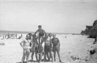 עולים, חברי האצ"ל וניצולי שואה, על החוף, מיד עם הנחיתה של האלטלנה, בכפר ויתקין.