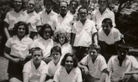 קבוצת צעירים בתמונה קבוצתית בחוץ.