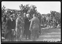 טוסקניני ברמות השבים עם ראש המועצה.