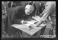 טוסקניני ברמות השבים חותם בספר האורחים.