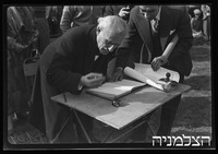 טוסקניני ברמות השבים חותם בספר האורחים.