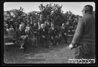 טוסקניני ברמות השבים חותם בספר האורחים.
