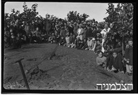 טוסקניני ברמות השבים חותם בספר האורחים.