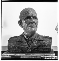 פסל שטוצר ראש של לורד גור.