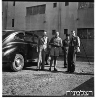 ויסנשטין נחשד שהוא שטרן- עם פפו הנהג בבית סוהר ליד נצרת (קצין אנגלי בראון).