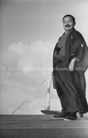 גבר בתלבושת קנדו (Kendo) על סיפון האונייה Tatsuta Maru, האוקיאנוס השקט