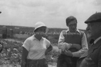 סיני זיגמונט אלכסנדרוביץ' עם משה (מרצל) זינגר ושושנה וייסמן, בית יהושע