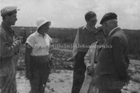 סיני זיגמונט אלכסנדרוביץ' עם משה (מרצל) זינגר ושושנה וייסמן, בית יהושע